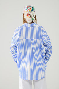 Blusa listrada azul claro relaxada