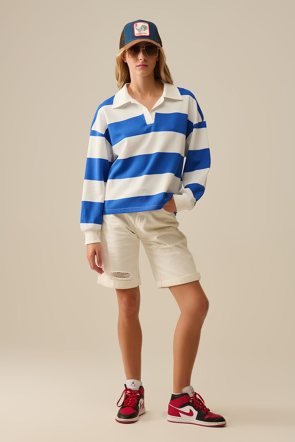 Blusa pólo branca às riscas com riscas azuis