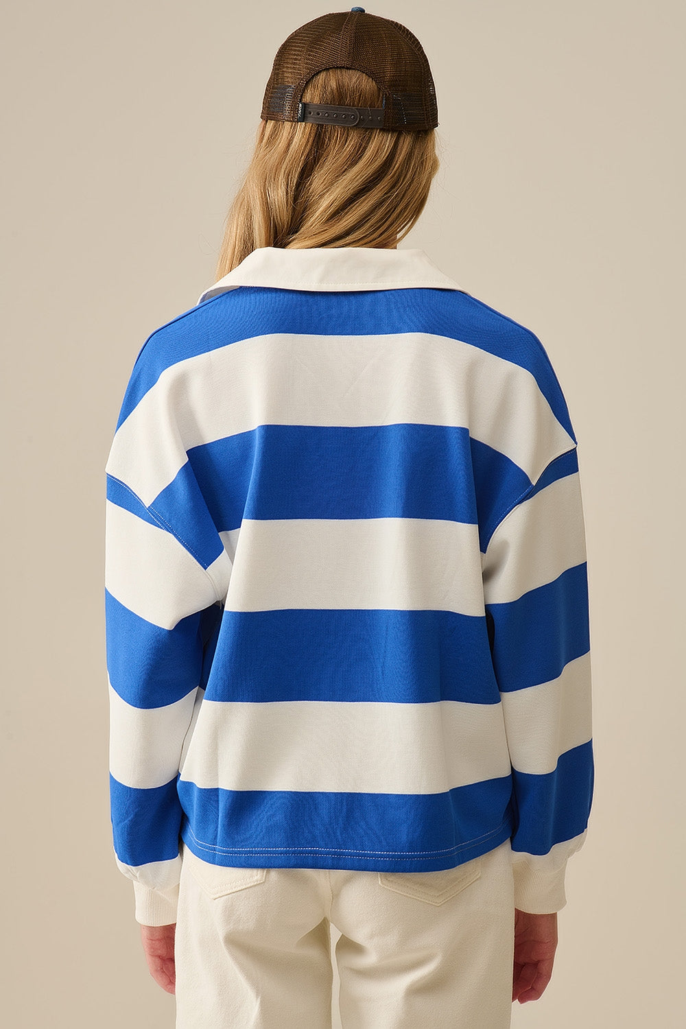 Blusa pólo branca às riscas com riscas azuis