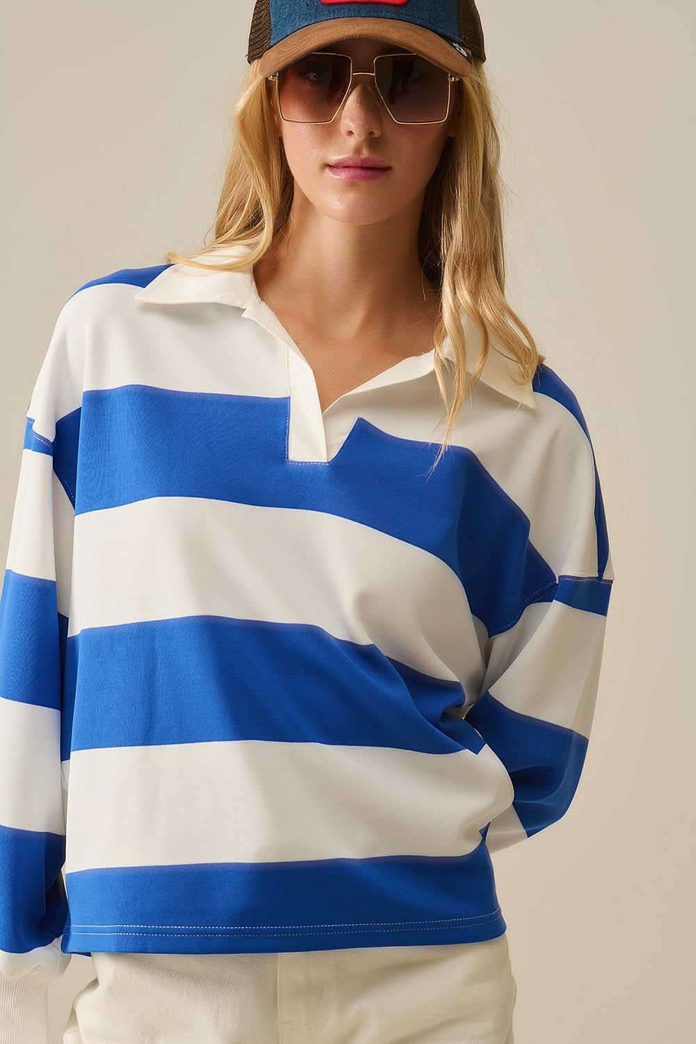 Blusa pólo branca às riscas com riscas azuis