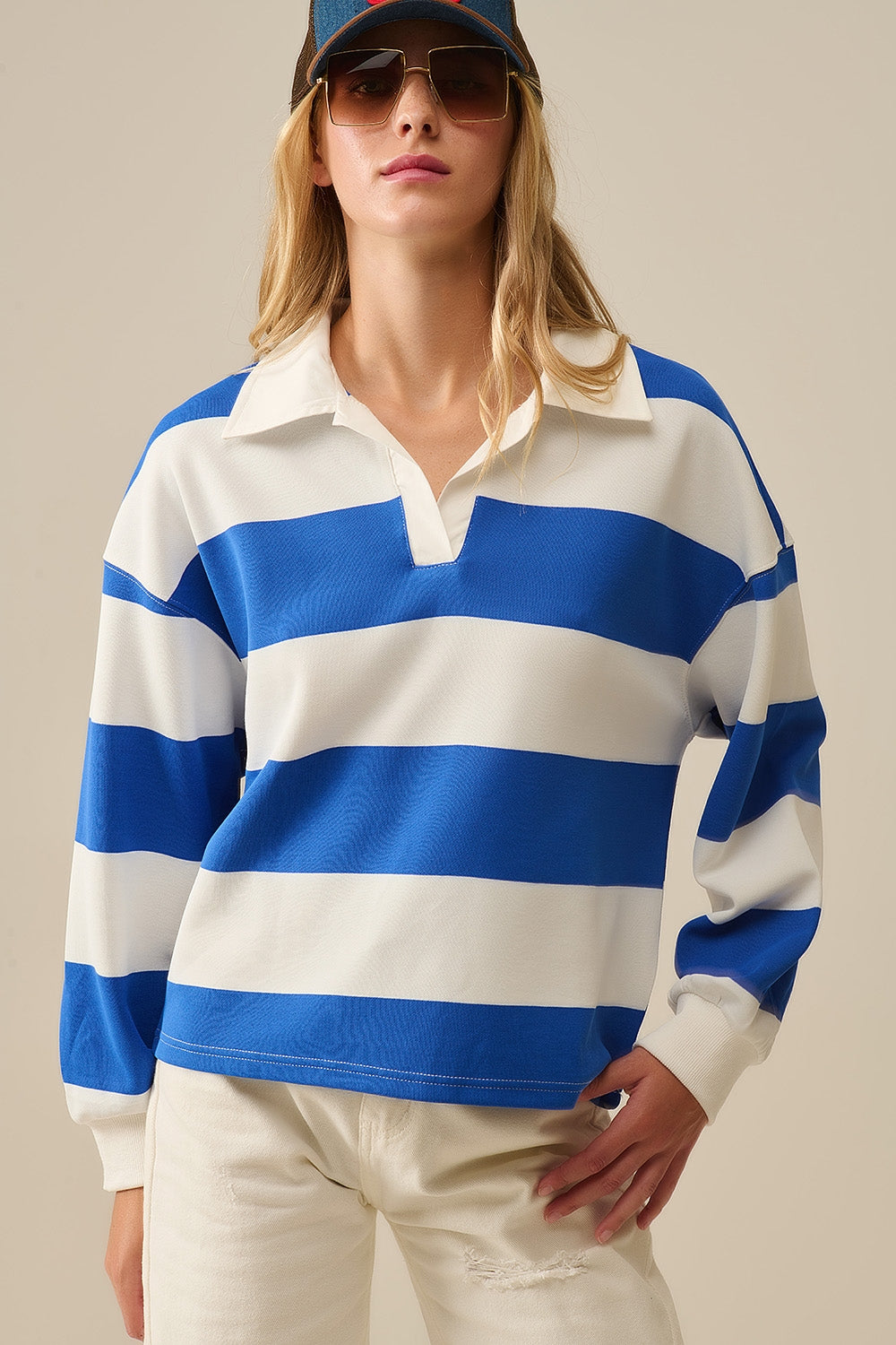 Blusa pólo branca às riscas com riscas azuis