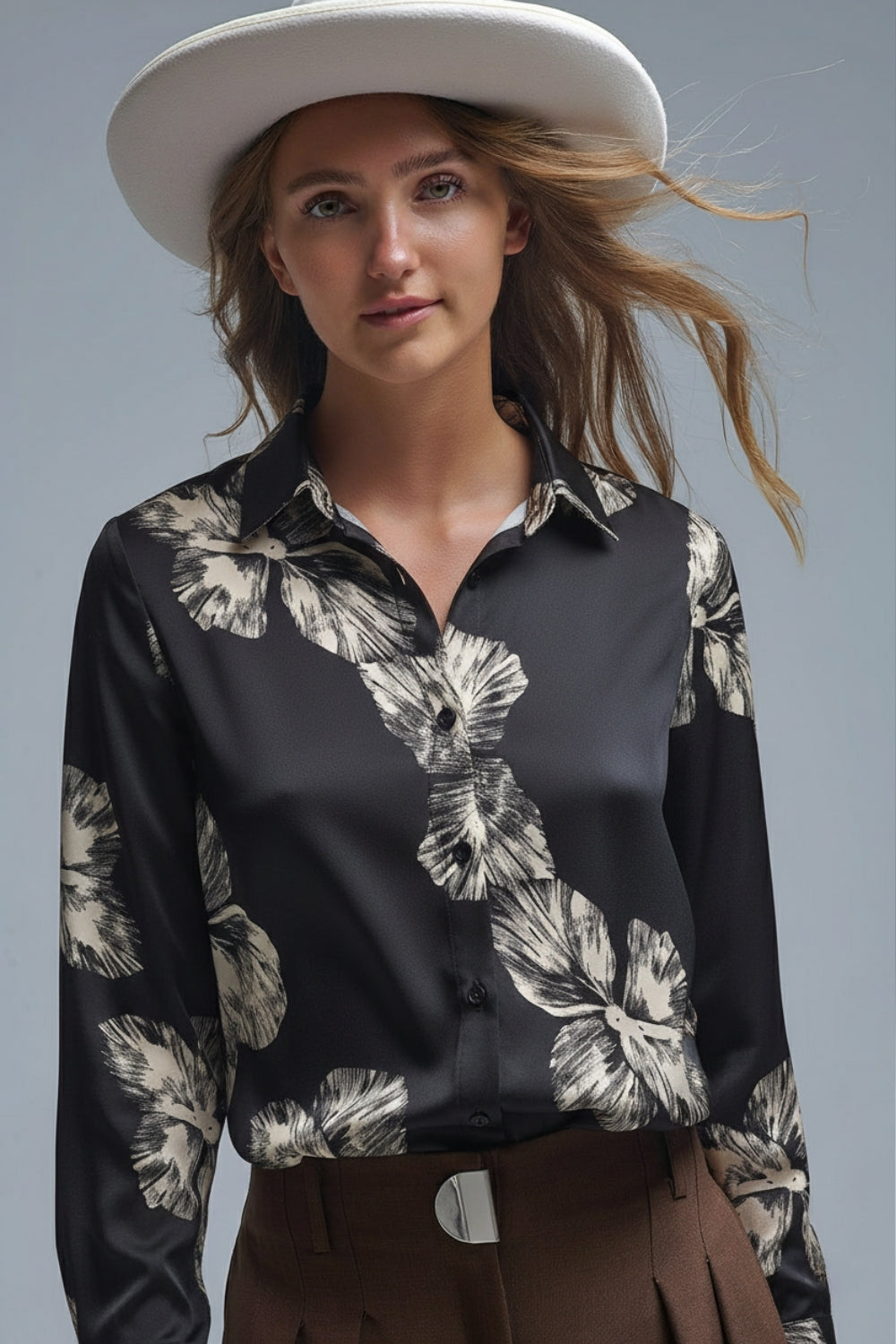 Blusa preta com bot›es florais em tecido de cetim