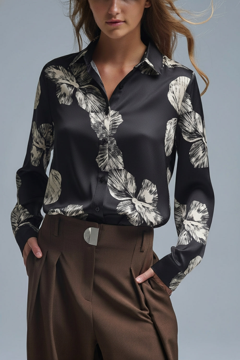 Q2 Blusa preta com bot›es florais em tecido de cetim