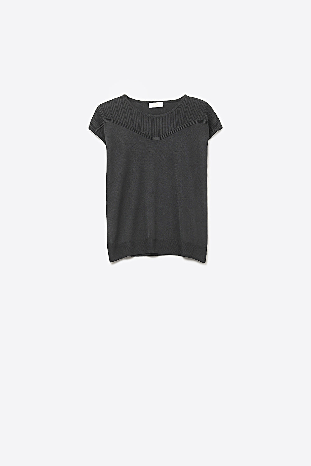 Q2 Blusa Preta de Malha com Detalhe Texturizado no Peito
