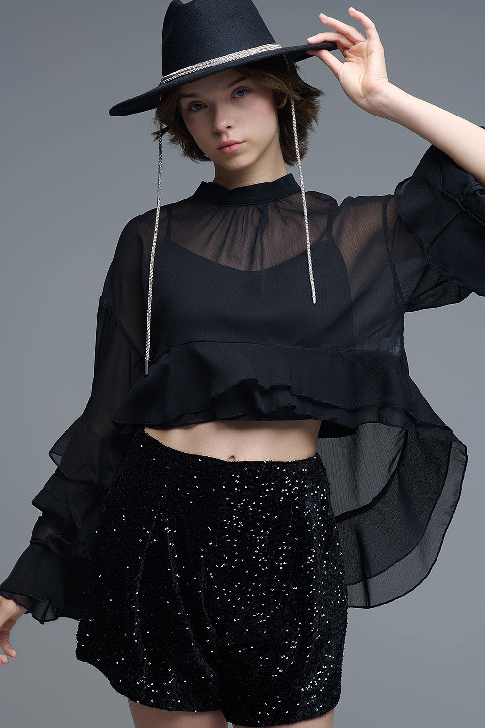 Q2 Blusa preta em chiffon com folhos estilo capa