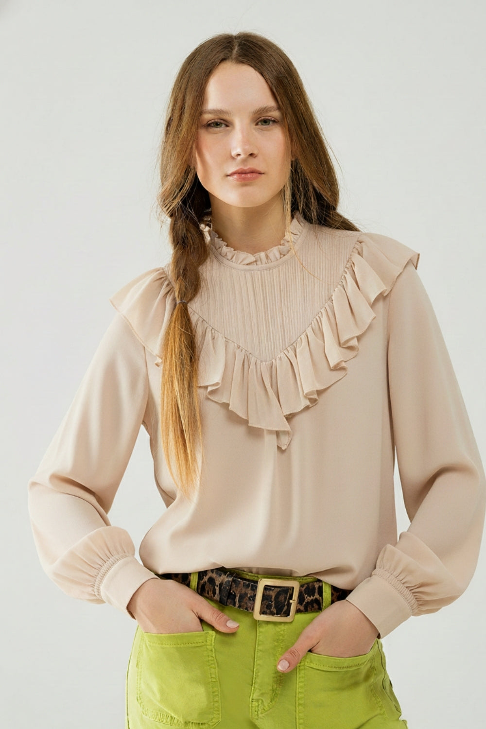 Q2 Blusa romântica bege de manga comprida com folhos em tecido de chiffon