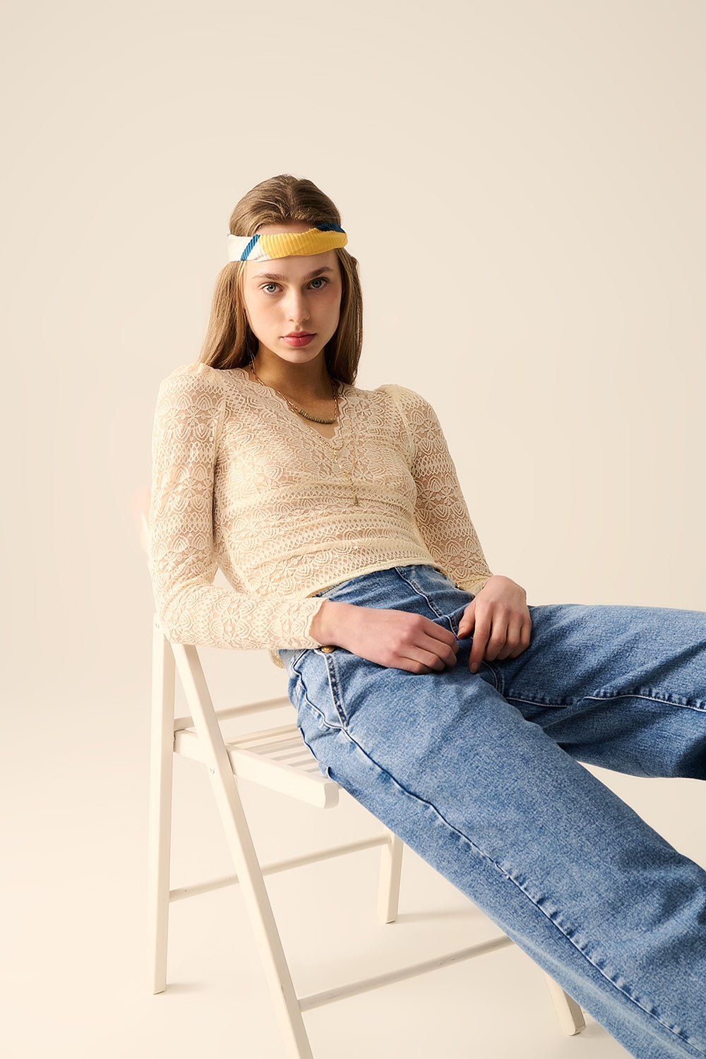 Q2 Blusa Romântica de Renda com Decote em V e Mangas Compridas em Bege