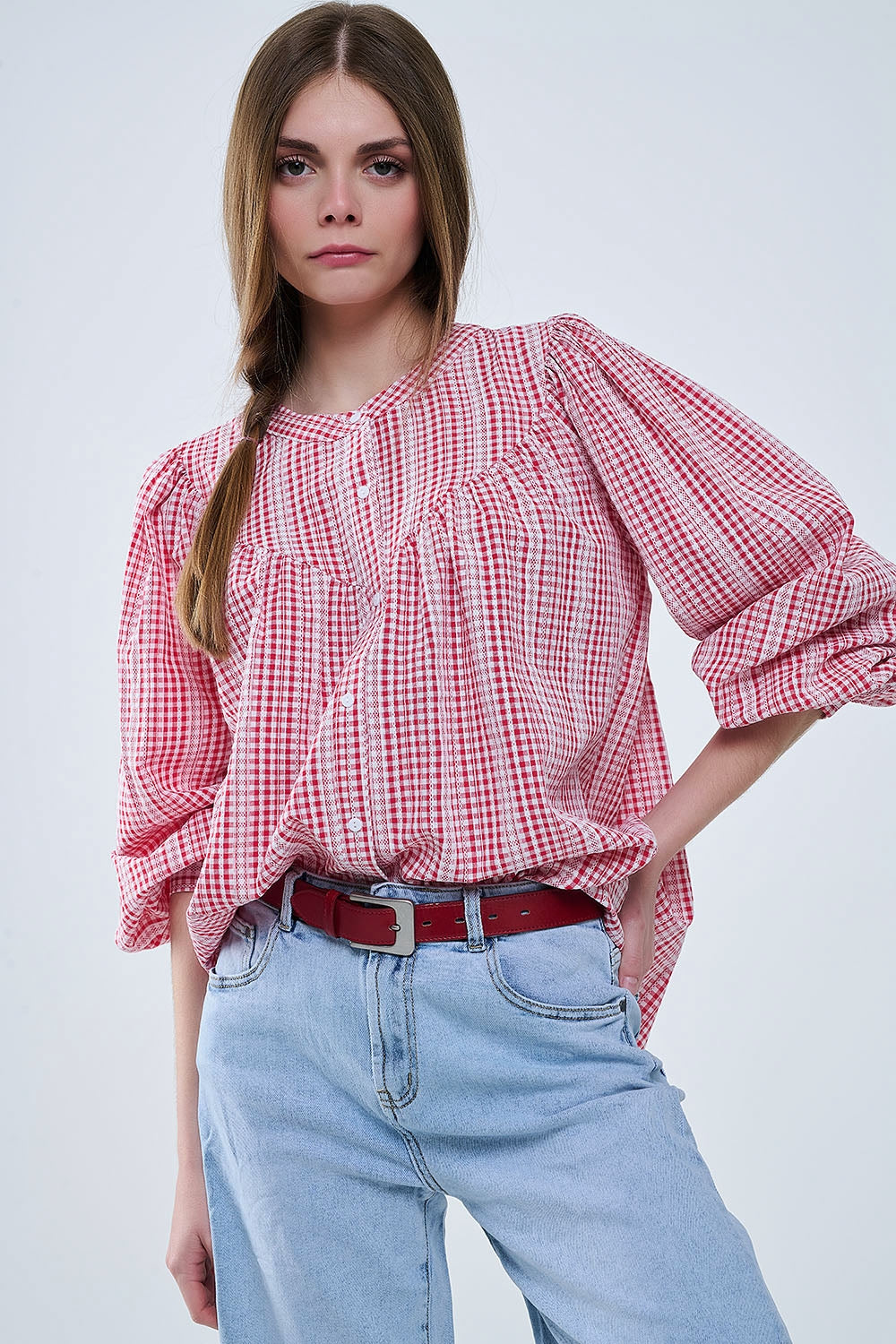 Q2 Blusa sem gola com mangas largas em vermelho e branco