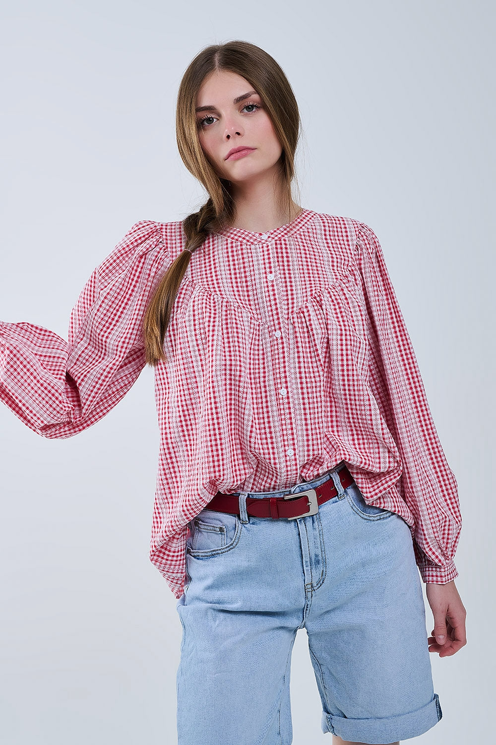 Blusa sem gola com mangas largas em vermelho e branco