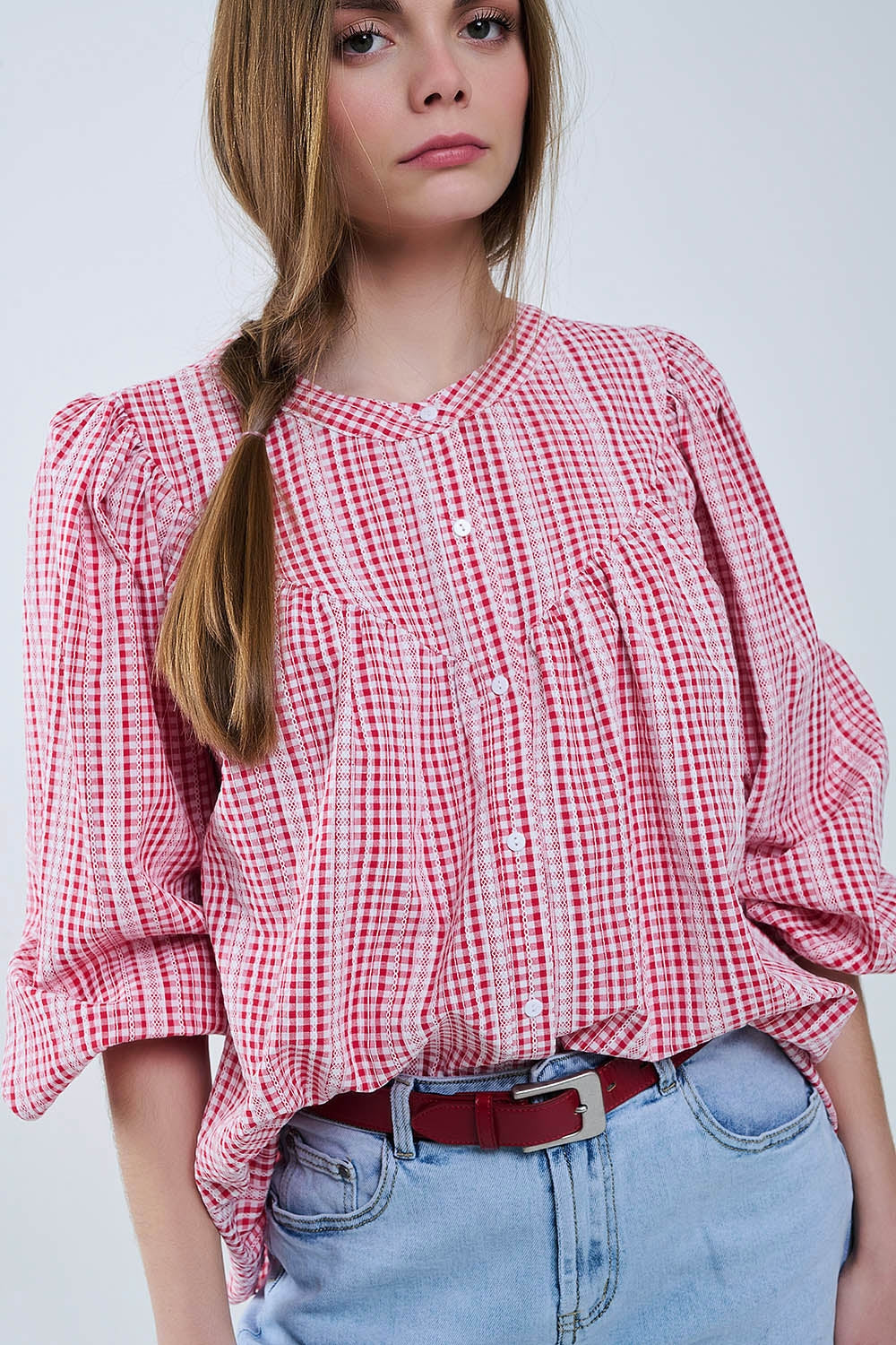 Blusa sem gola com mangas largas em vermelho e branco