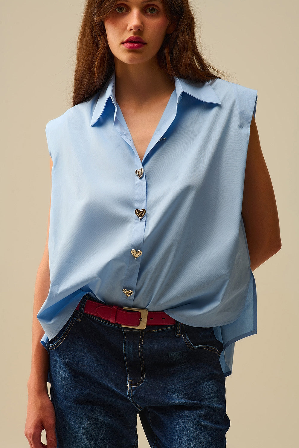 Q2 Blusa sem mangas azul com botões em forma de coração