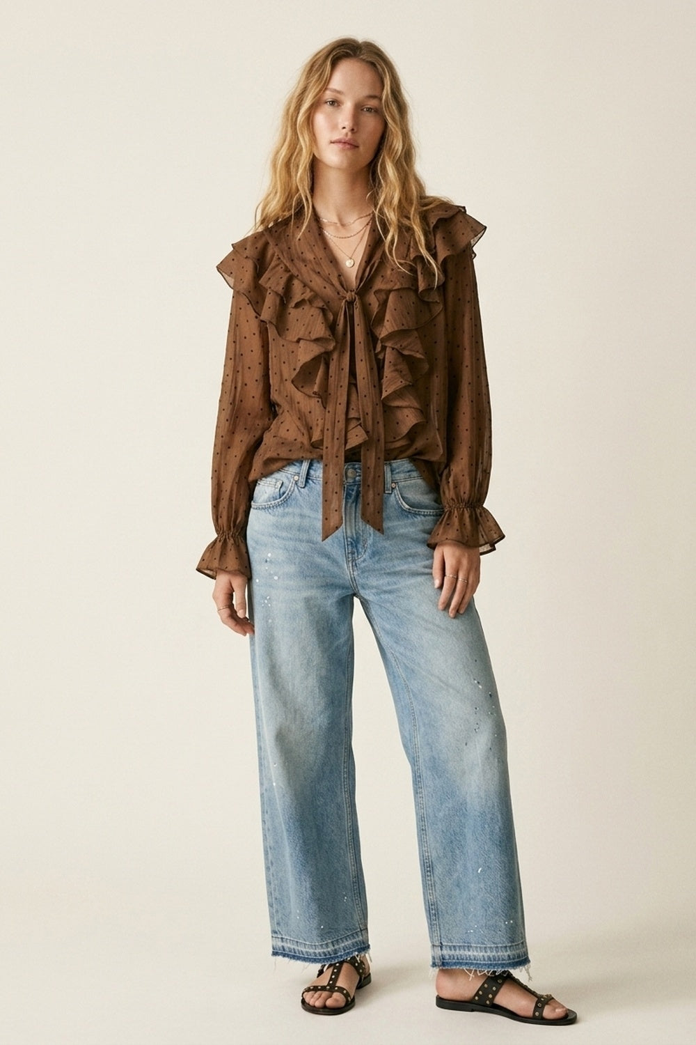 Blusa Transparente com Estampa de Bolinhas e Babados Marrom com Gola de Laço
