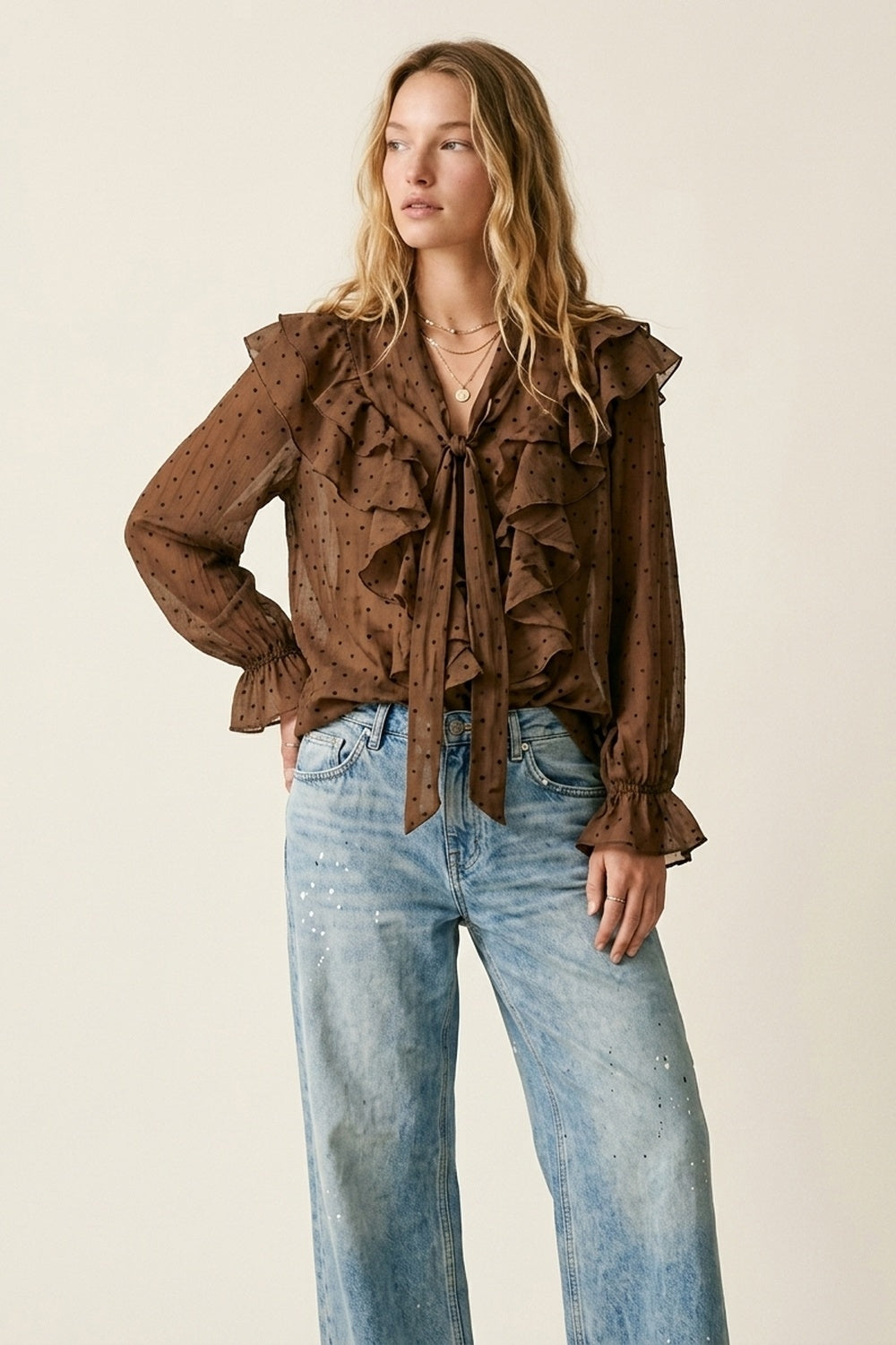 Blusa Transparente com Estampa de Bolinhas e Babados Marrom com Gola de Laço