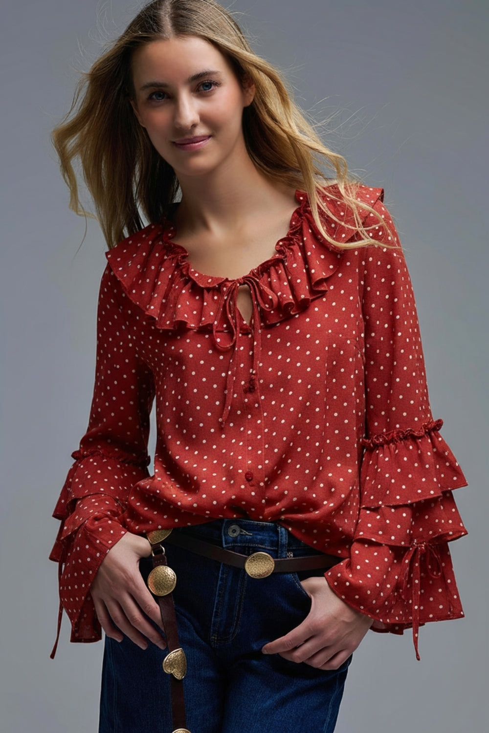 Q2 Blusa vermelha às bolinhas com folhos e mangas largas