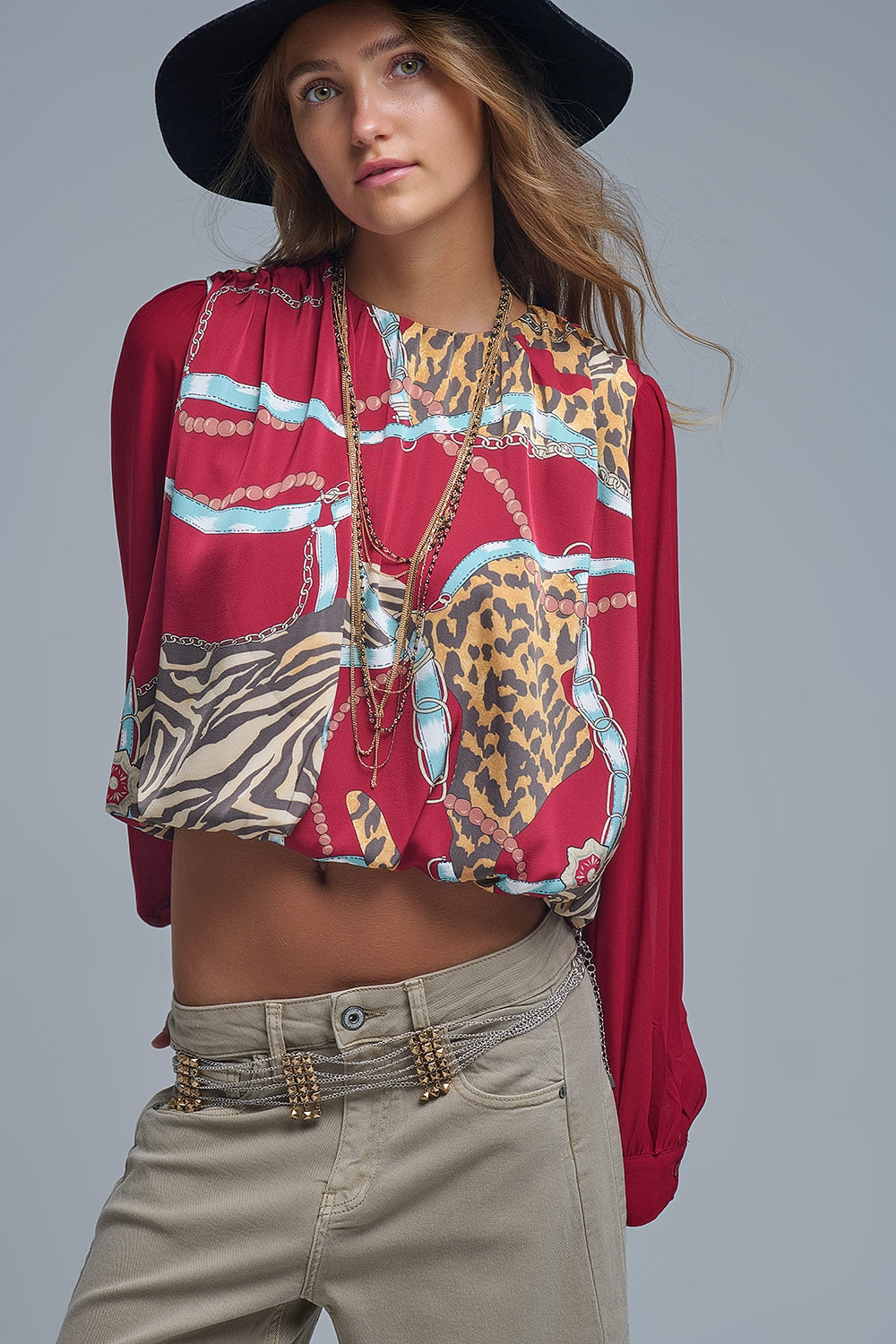 Q2 Blusa vermelha chique com estampado abstrato