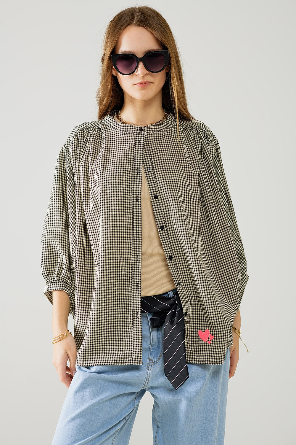Q2 Blusa xadrez oversized preta e creme com detalhe de coração