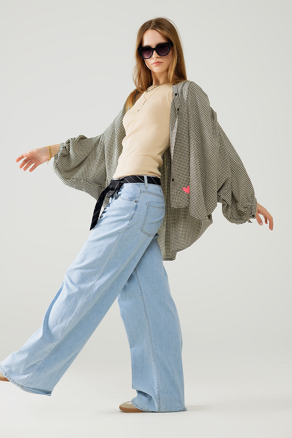 Blusa xadrez oversized preta e creme com detalhe de coração