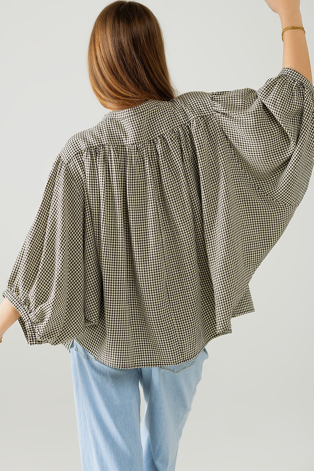 Blusa xadrez oversized preta e creme com detalhe de coração