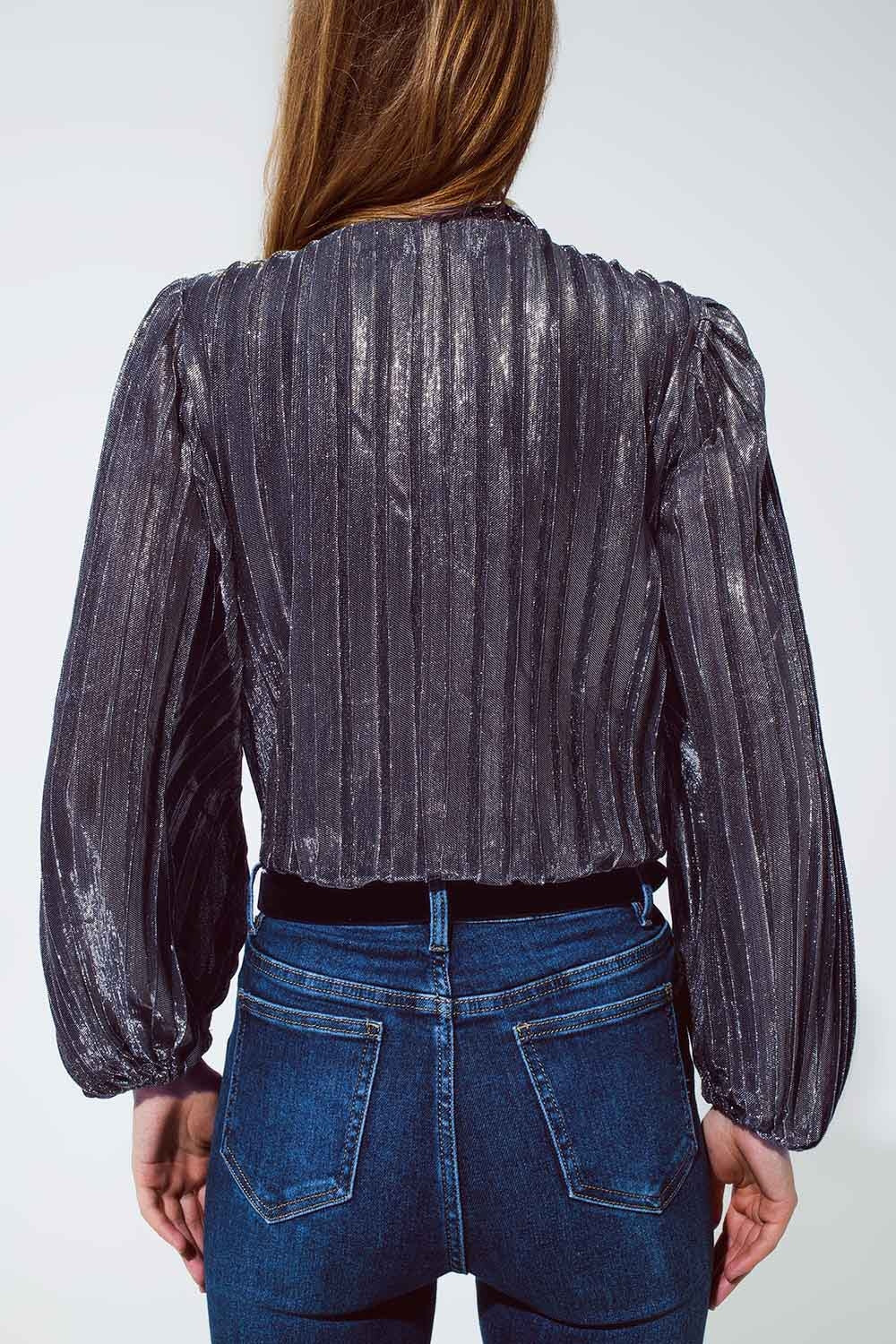 Body Brilhante com Decote em V Profundo na cor Prata