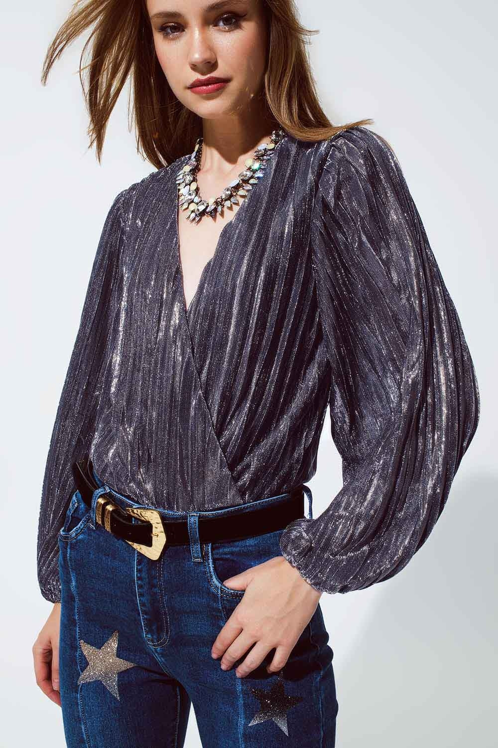 Body Brilhante com Decote em V Profundo na cor Prata