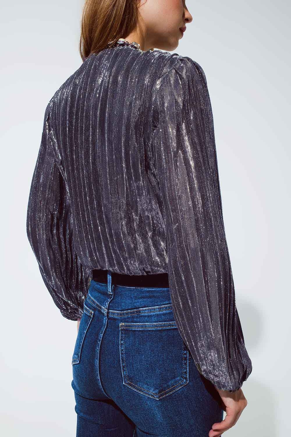 Body Brilhante com Decote em V Profundo na cor Prata