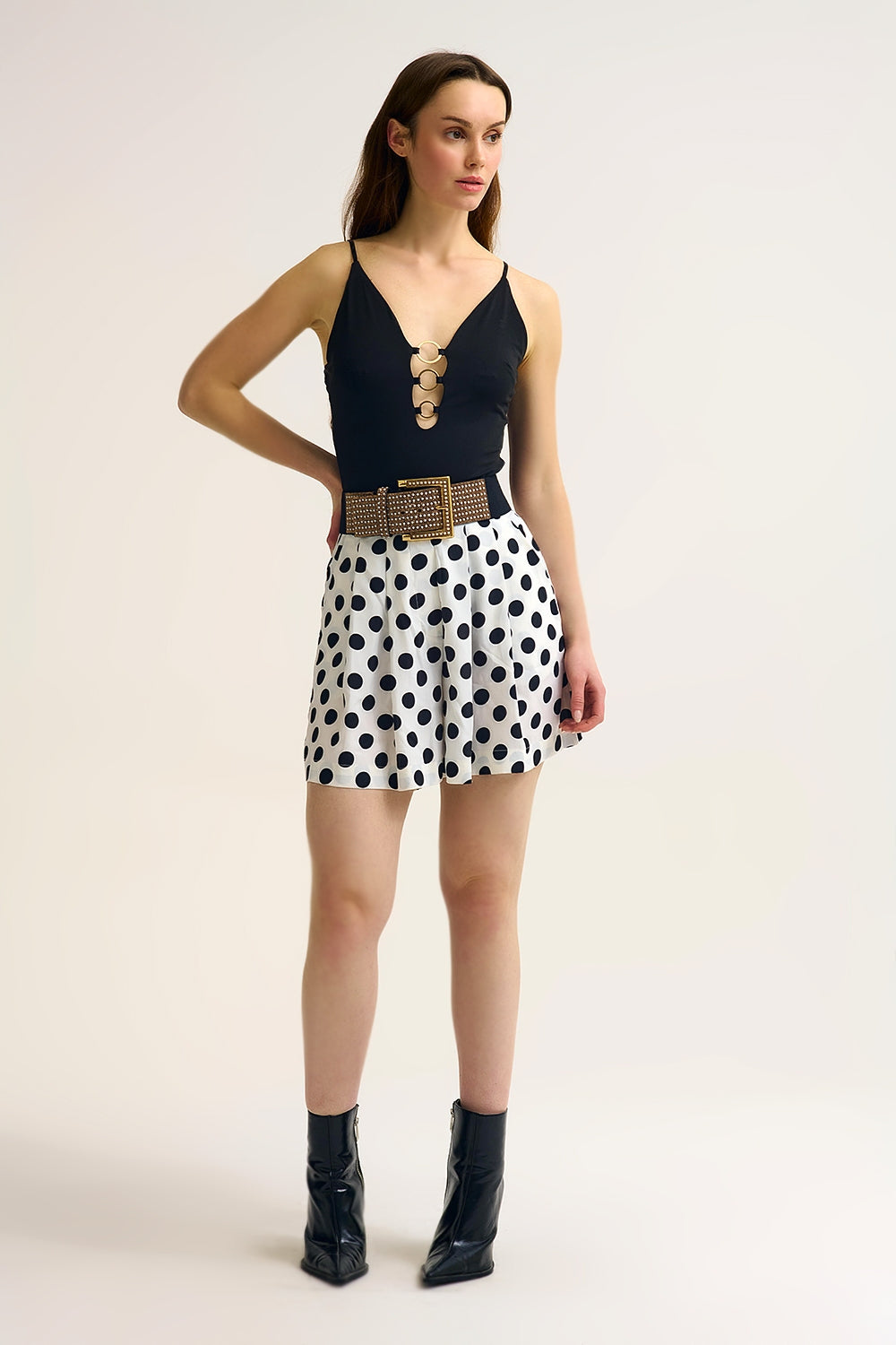 Body com decote em V e pormenor de argola em ouro preto em tecido elástico