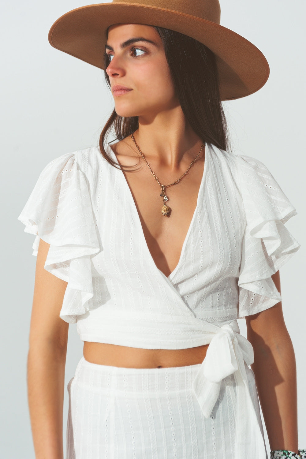 Q2 Broderie Wrap Crop Top em Branco