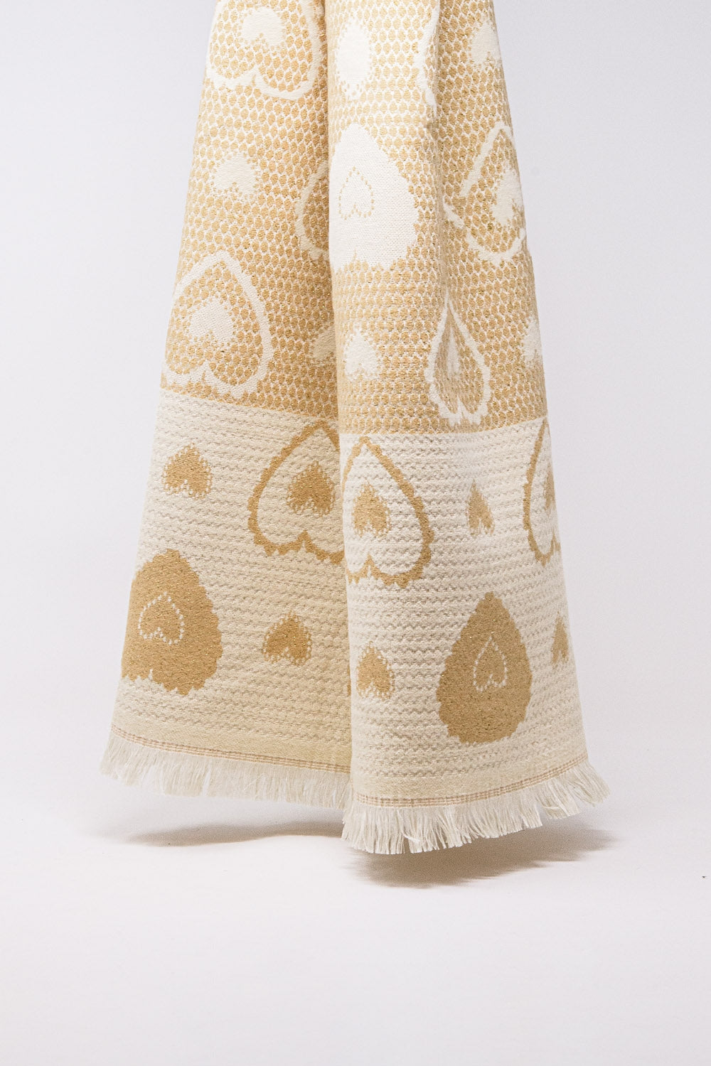 Q2 cachecol bege com estampado de corações e pormenor de fio dourado