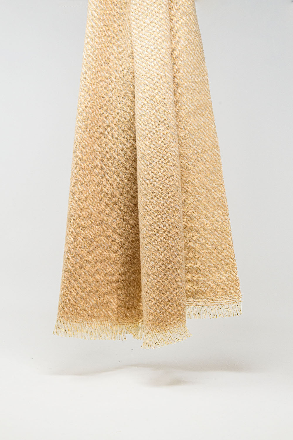 Q2 Cachecol cor de camelo com pormenor de fio dourado