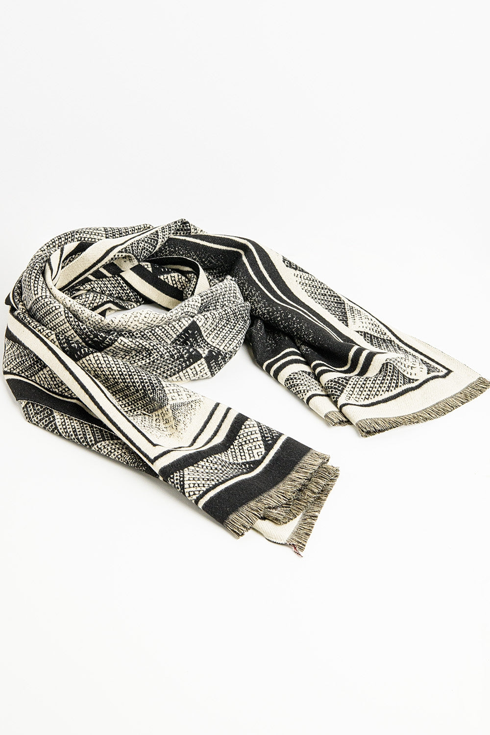 Cachecol de malha preto com estampado geométrico