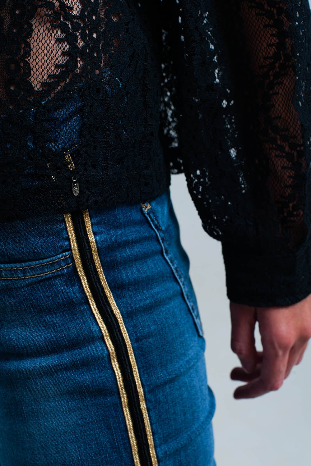 Calças de ganga azul com faixa lateral dourada e preta