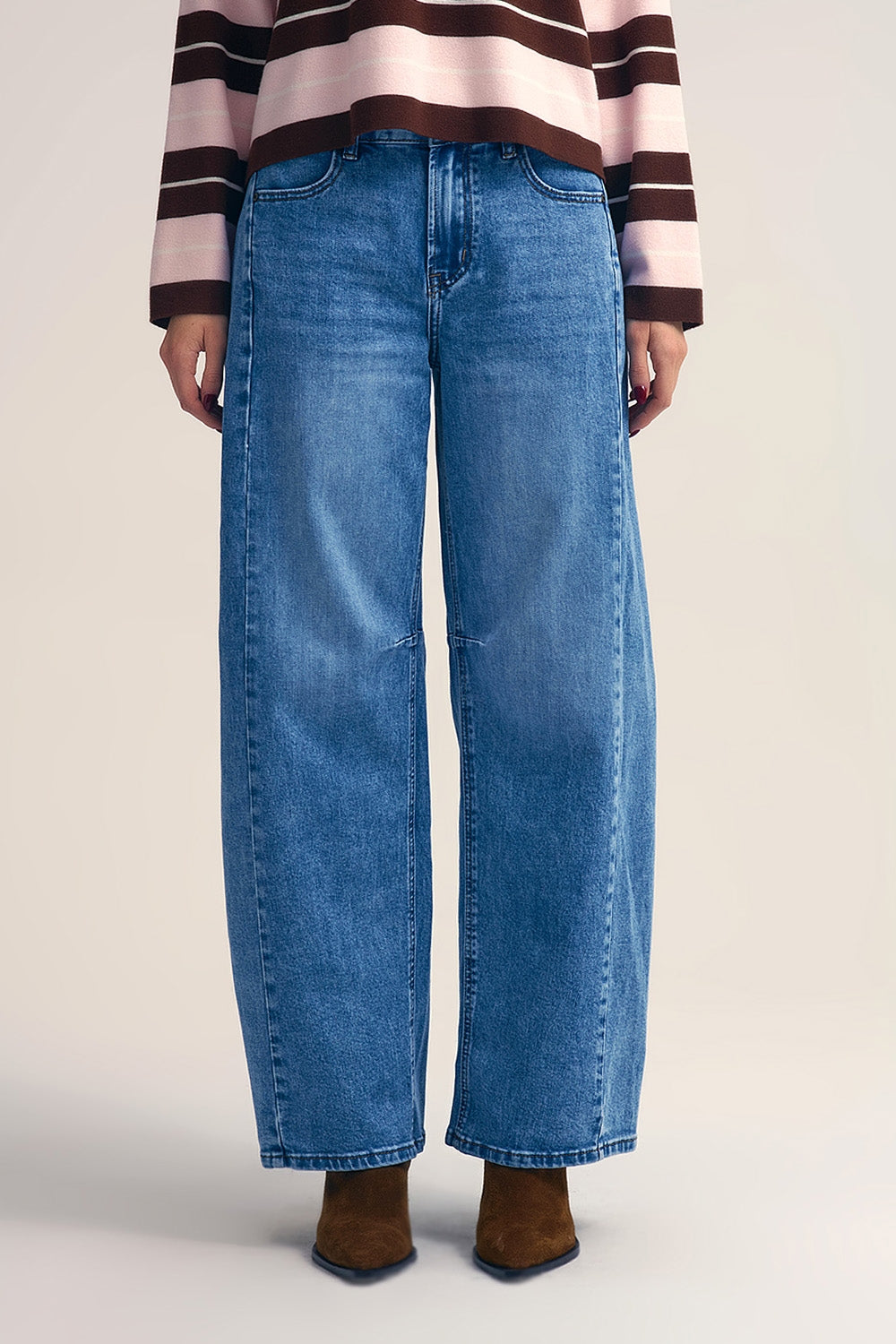 Q2 Calça de ganga direita estilo barrel com detalhe de costura no joelho