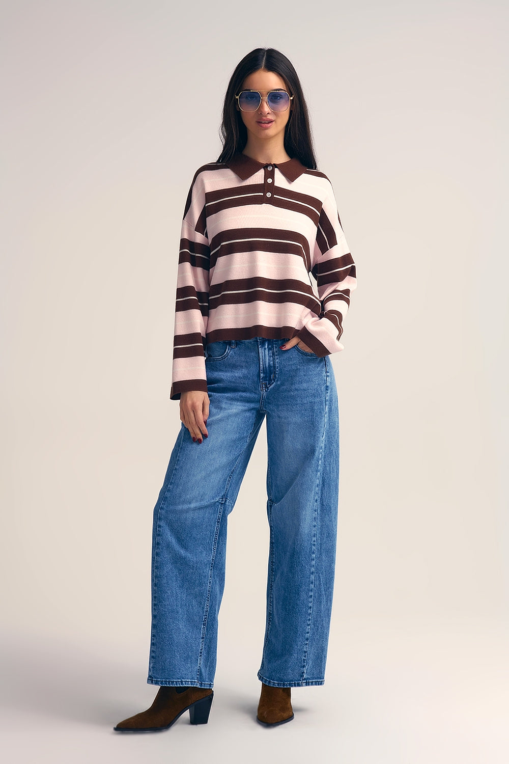 Calça de ganga direita estilo barrel com detalhe de costura no joelho