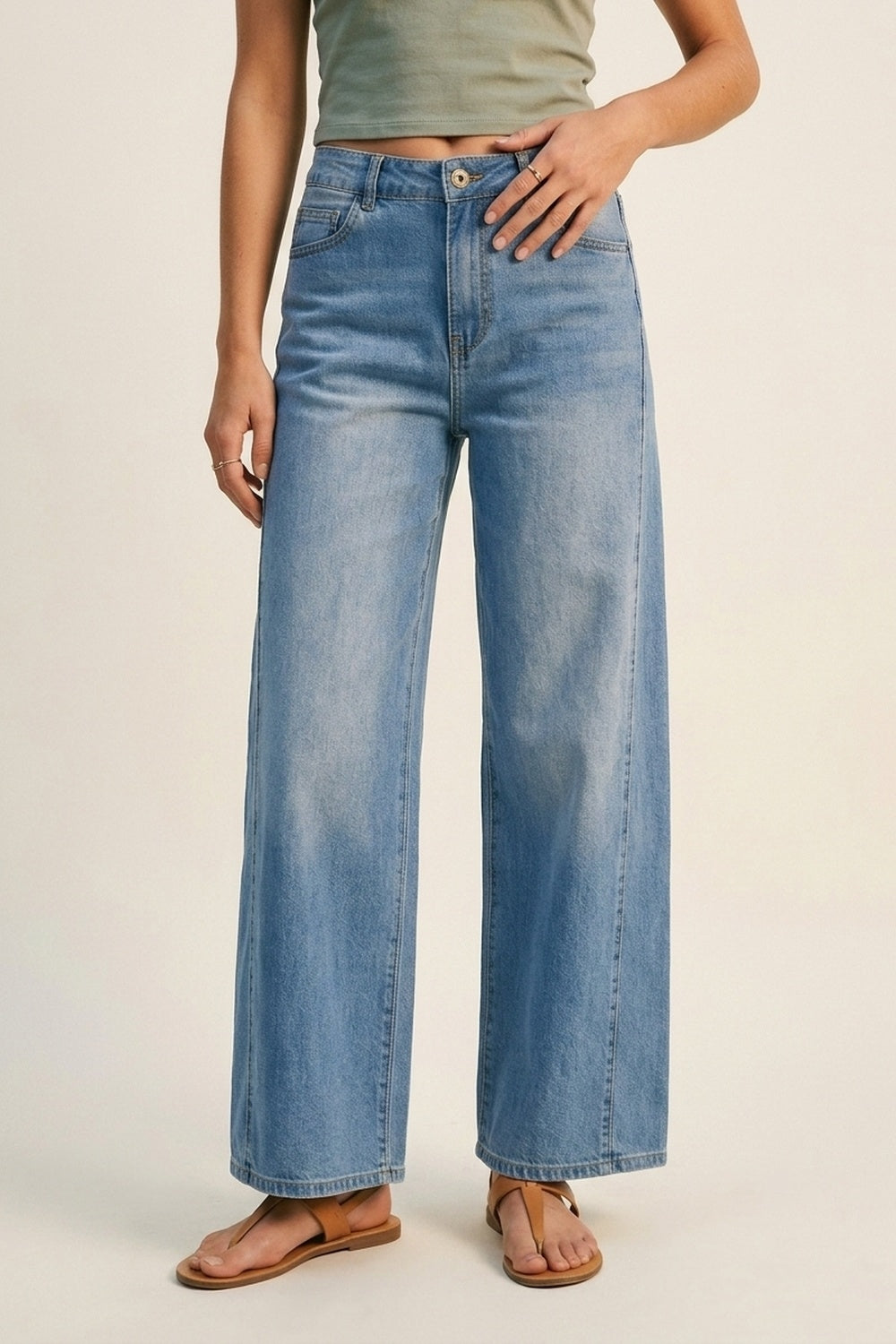 Q2 Calça Jeans Azul de Pernas Largas e Lavagem Clara com costuras laterais
