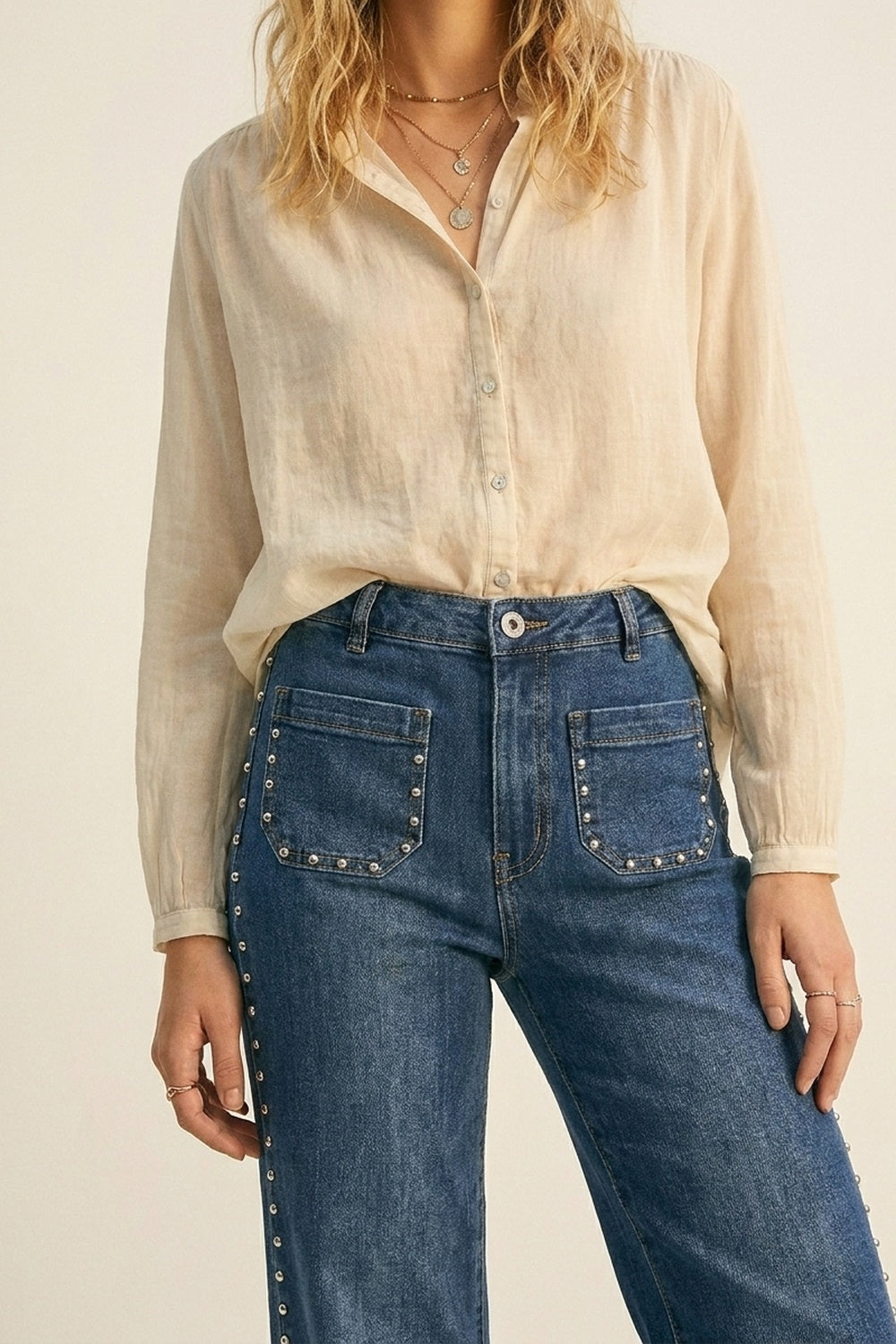 Calça Jeans Azul Médio de Perna Larga com Detalhe de Tachas Laterais