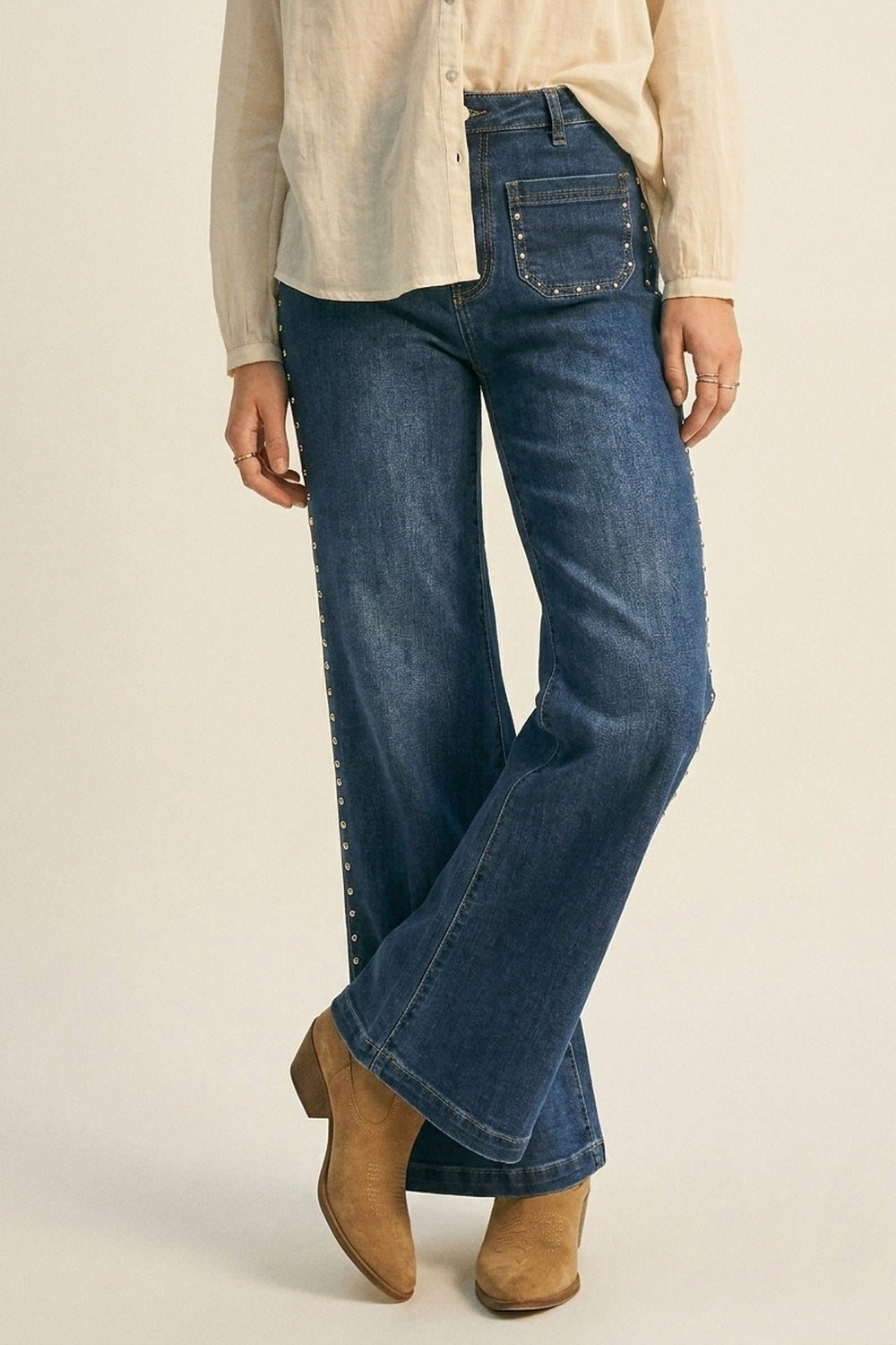 Calça Jeans Azul Médio de Perna Larga com Detalhe de Tachas Laterais