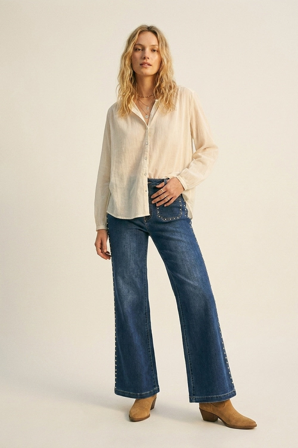 Calça Jeans Azul Médio de Perna Larga com Detalhe de Tachas Laterais