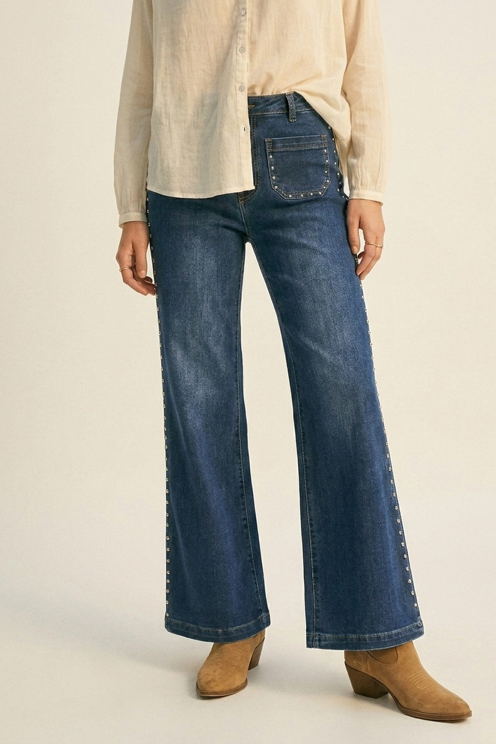 Q2 Calça Jeans Azul Médio de Perna Larga com Detalhe de Tachas Laterais