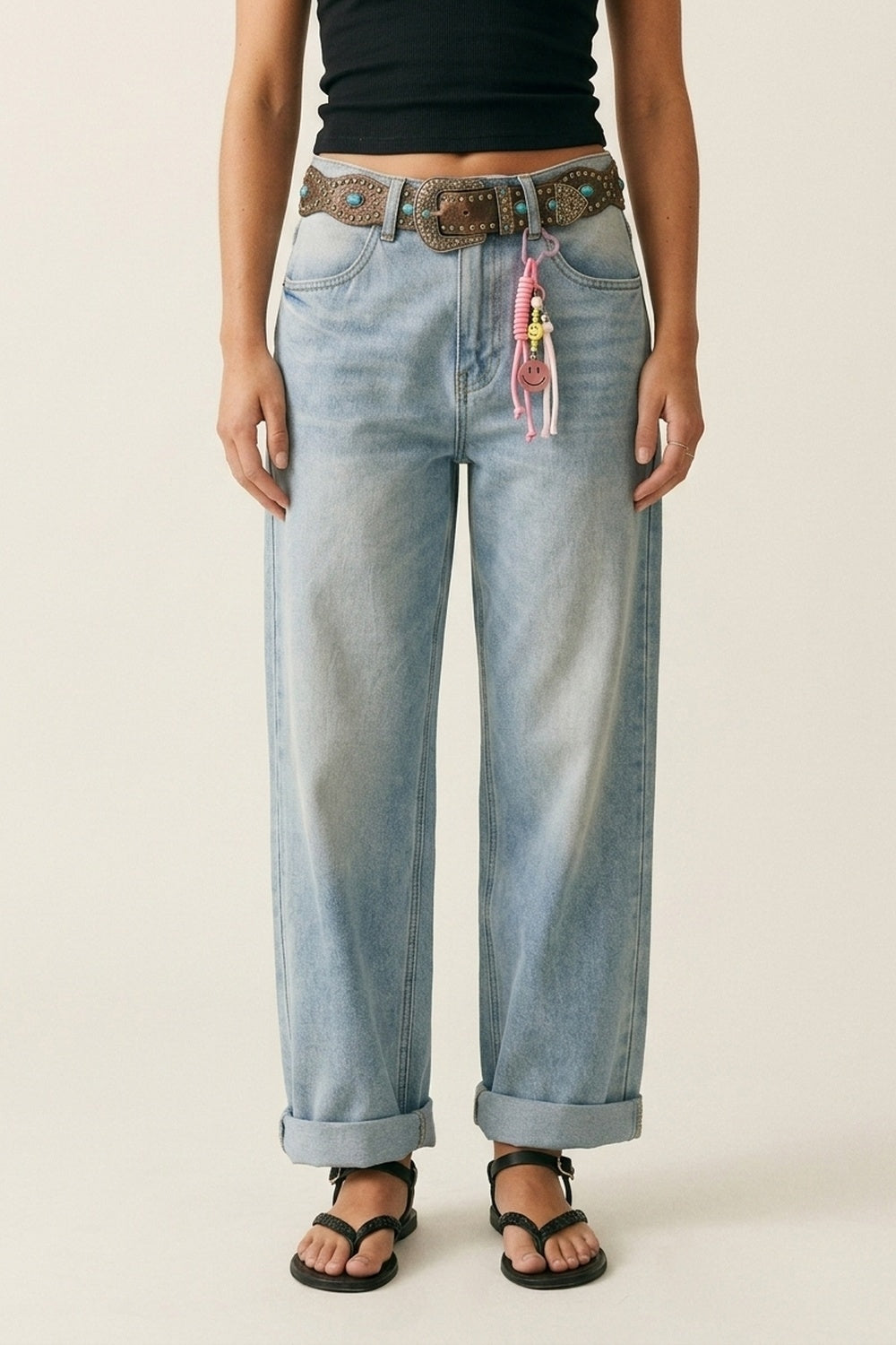 Q2 Calça Jeans Denim Azul Claro de Perna Larga estilo mom com Detalhe de Pingente