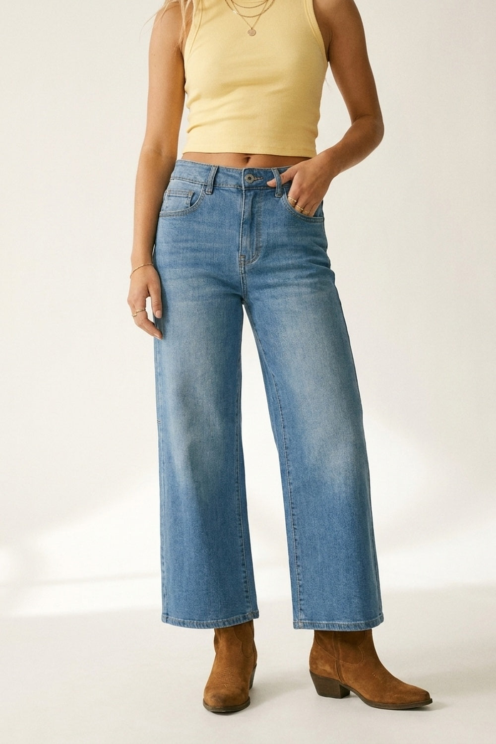 Q2 Calça Jeans Denim Lavagem Média com Pernas Largas e Costura Lateral
