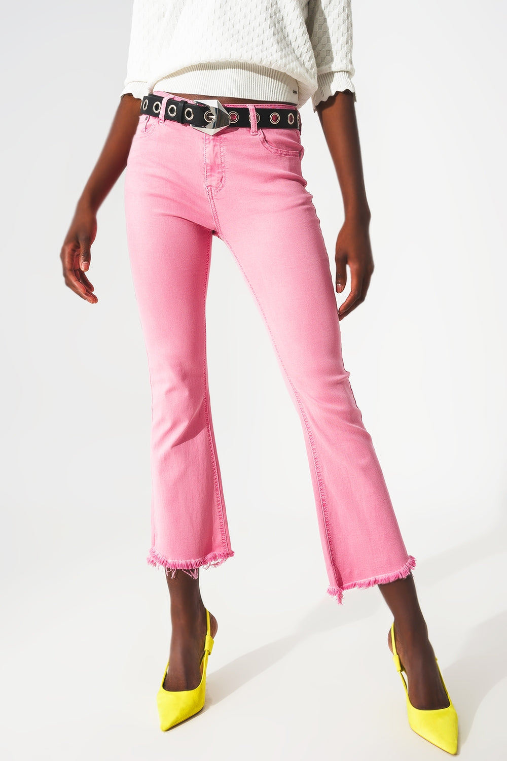 Q2 Calça jeans flare com bainha crua em rosa chiclete