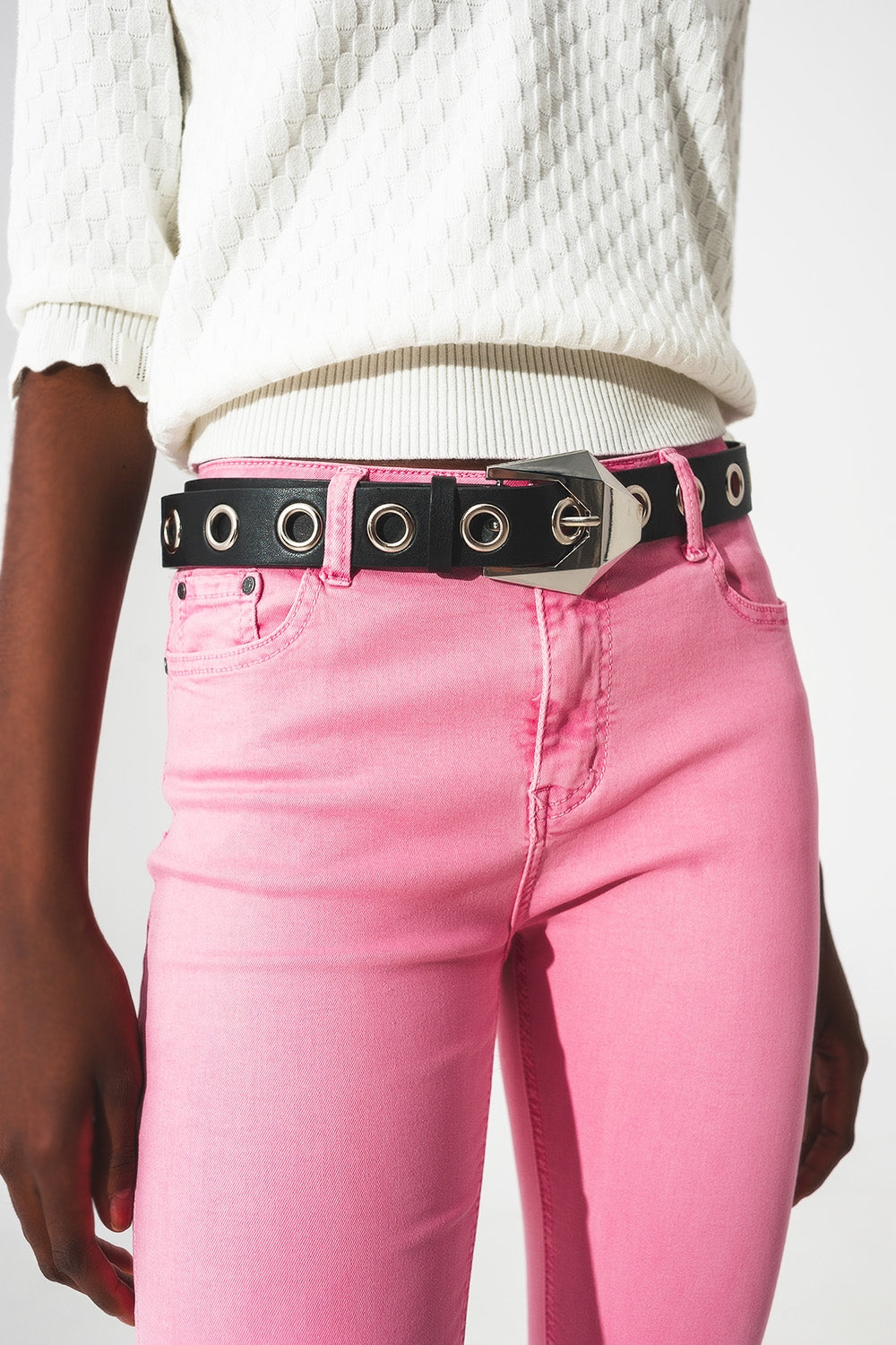 Calça jeans flare com bainha crua em rosa chiclete