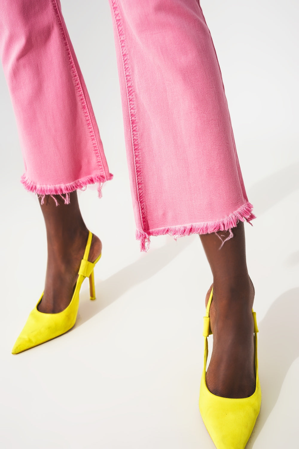 Calça jeans flare com bainha crua em rosa chiclete