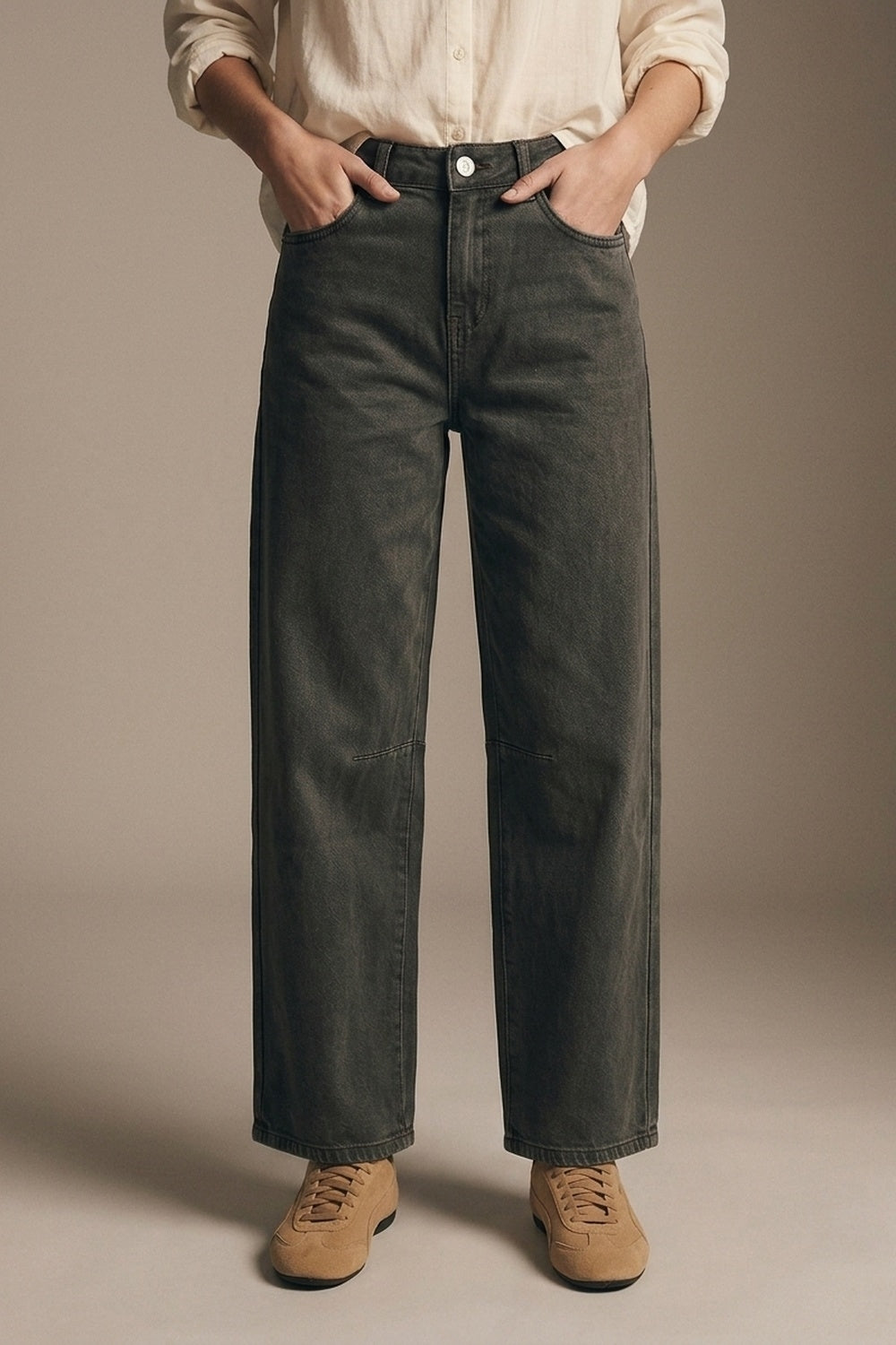 Q2 Calça Jeans Kaki Vintage Lavada com Costura no Joelho