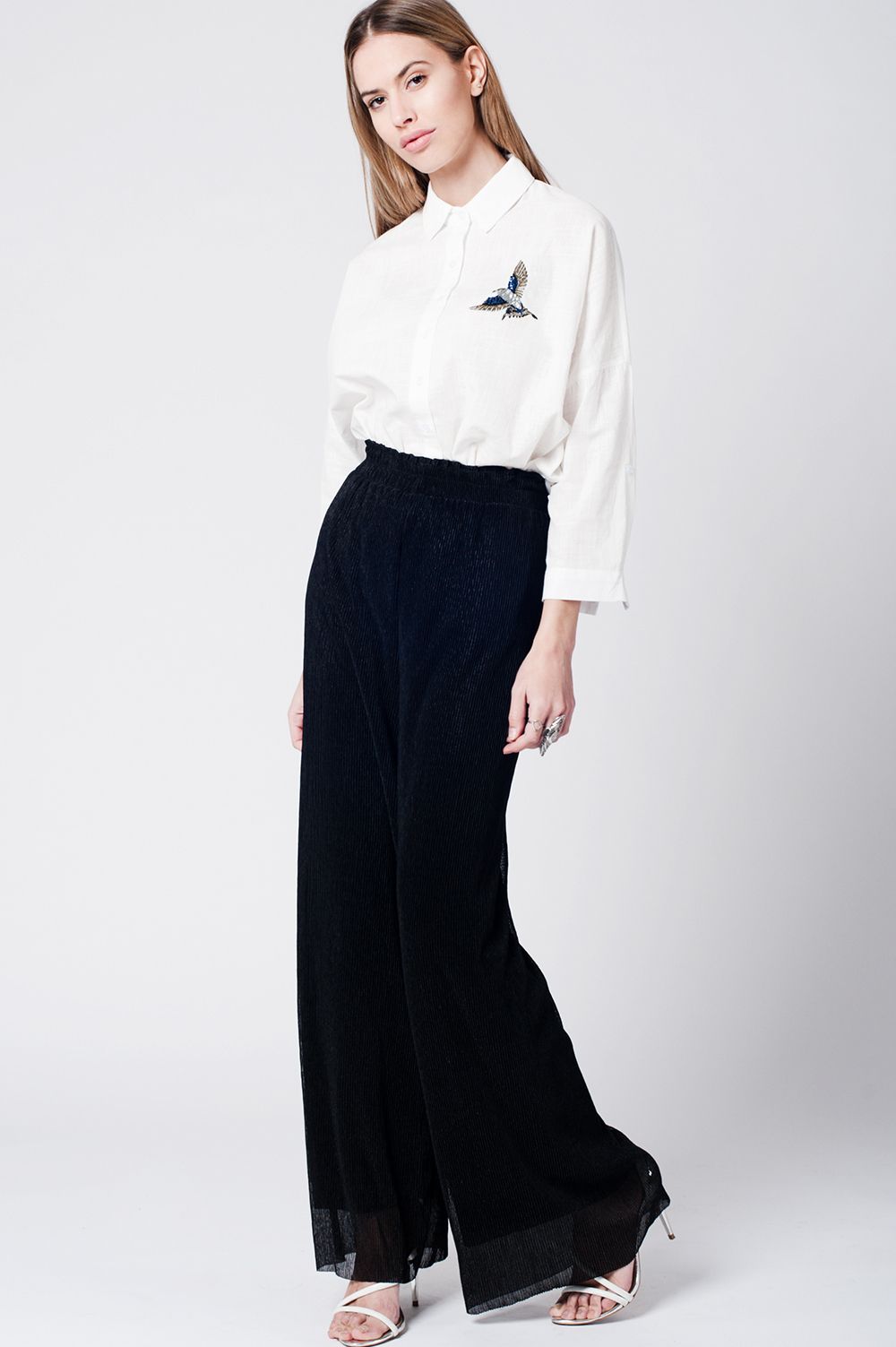 Calça preta plissada de perna larga com elastico