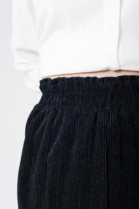 Calça preta plissada de perna larga com elastico