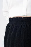 Calça preta plissada de perna larga com elastico