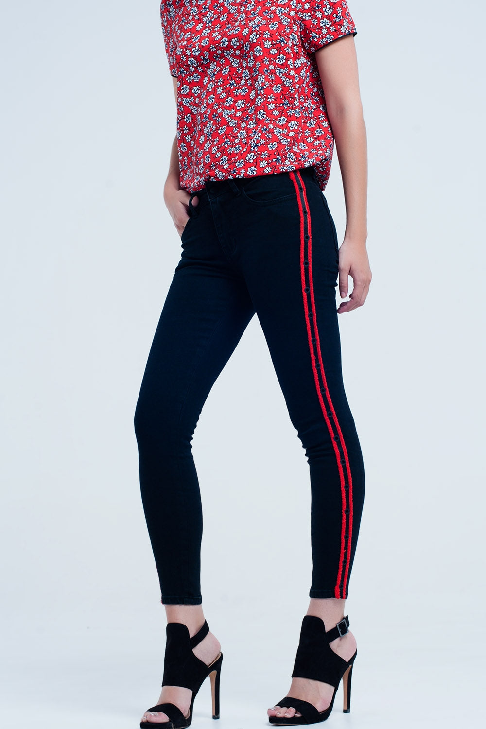 Q2 Calças de ganga preta super skinny com ilhós laterais