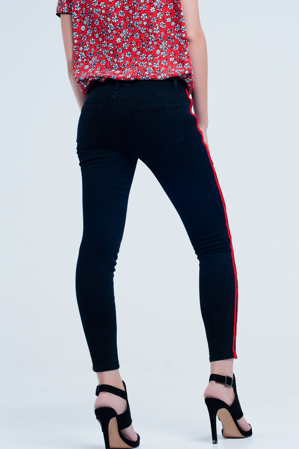 Calças de ganga preta super skinny com ilhós laterais