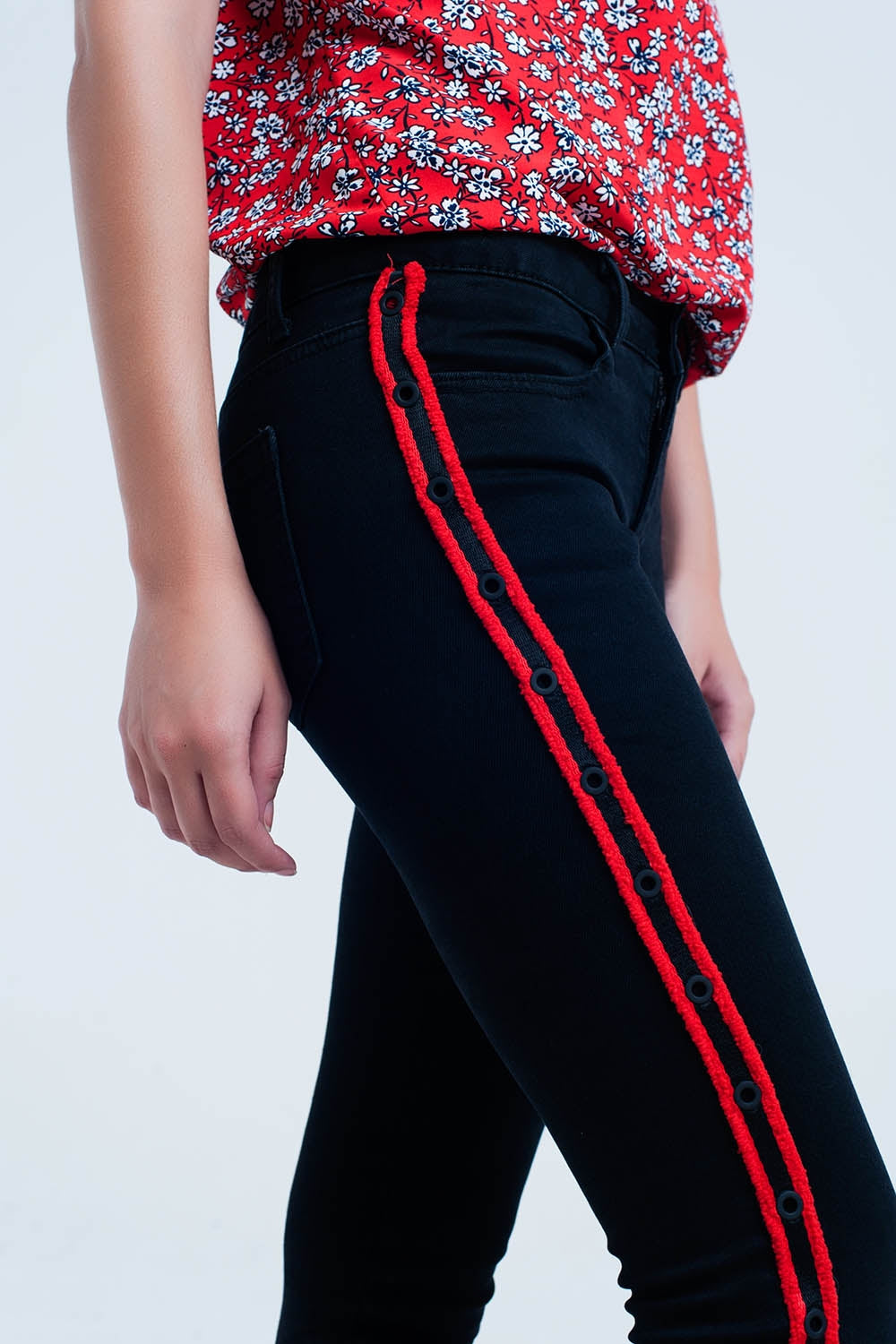 Calças de ganga preta super skinny com ilhós laterais